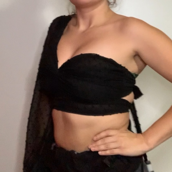 Black crop tie with pattern sheer one sleeve top - Picture 3 of 8